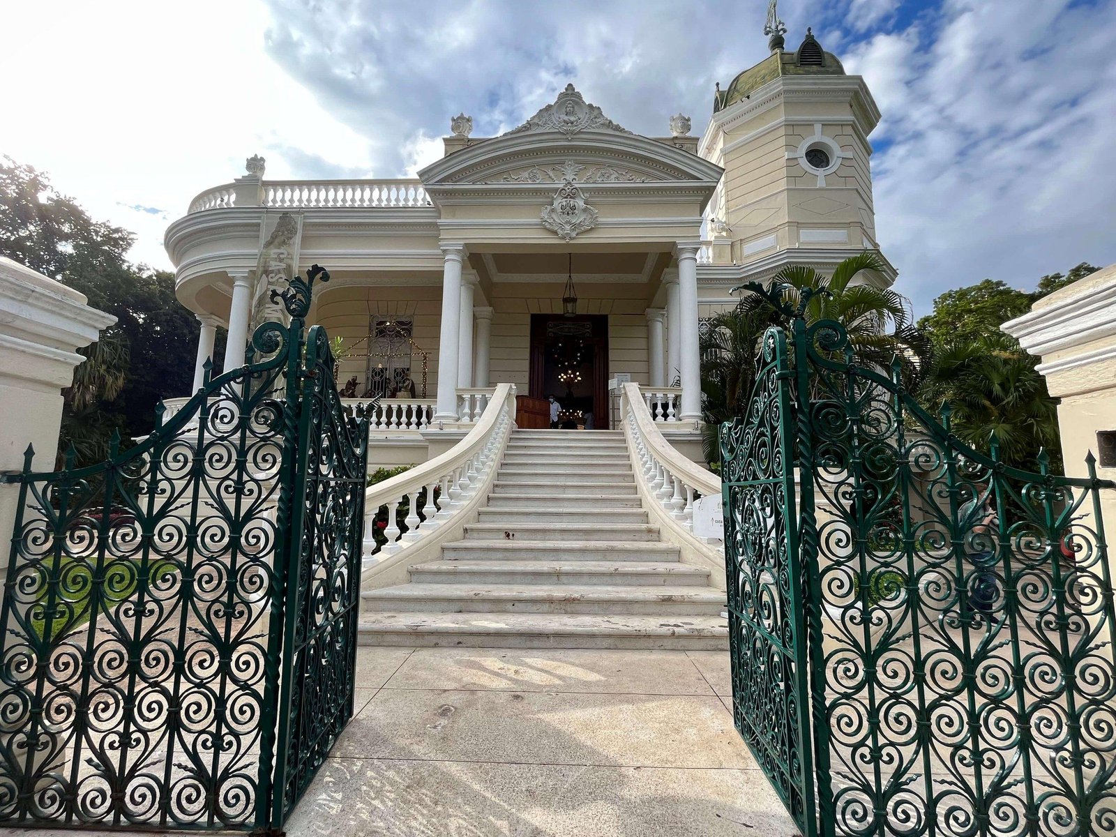 Neo-Colonial Villa Facade